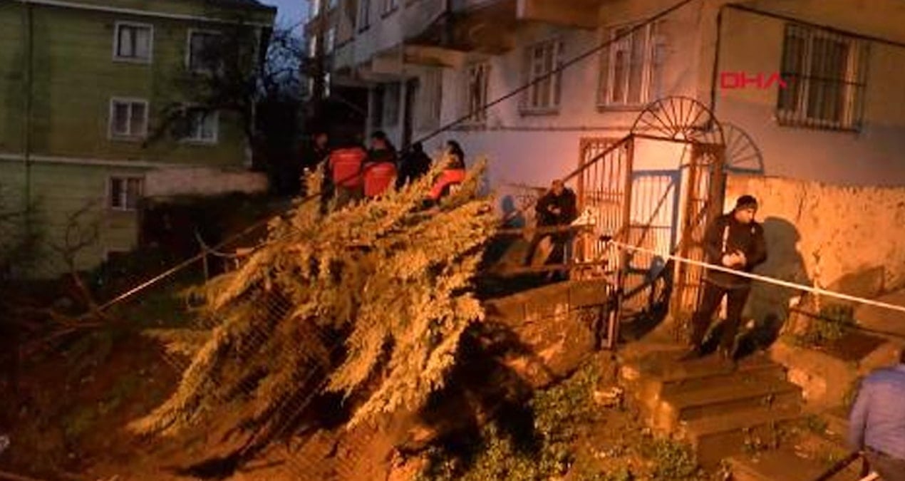 Beyoğlu’nda panik anları! İstinat duvarı çöktü, iki bina boşaltıldı