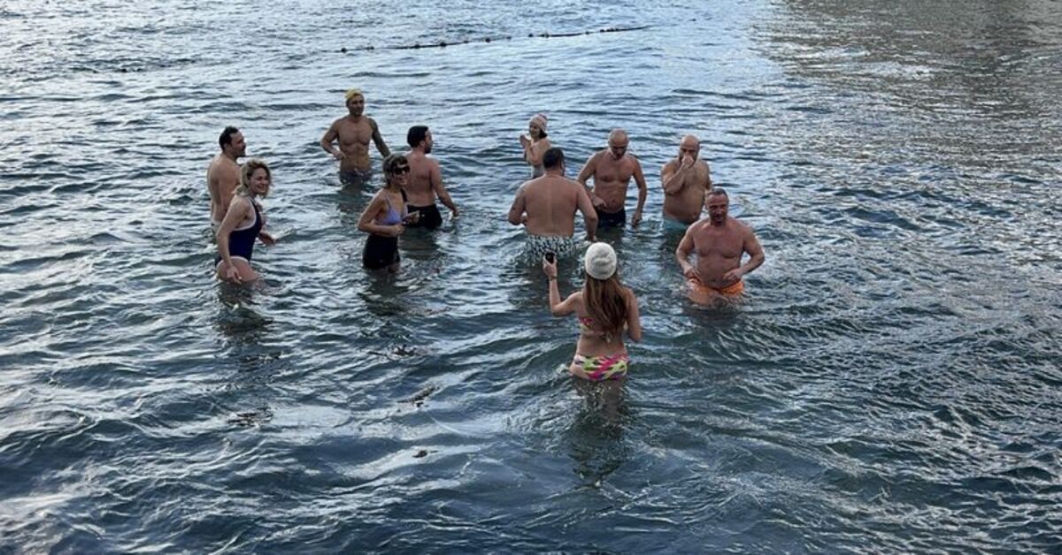 İstanbul Boğazı’nda bir grup karlı havada denize girdi