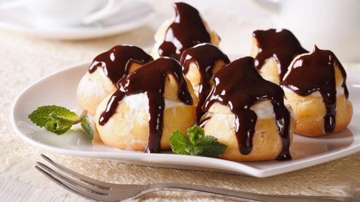 Pastanedekinden farkı yok, çikolatası daha bol! Orijinal profiterol böyle yapılır