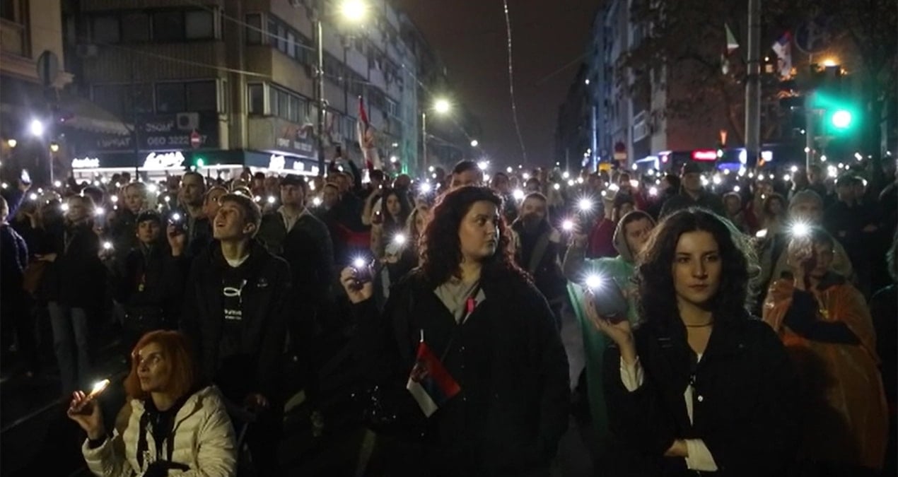 Vucic zorda! 100 binlerce kişi sokağa indi